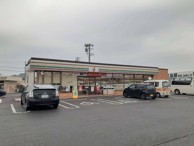 コンビニ　セブンイレブン鈴鹿岡田一丁目店（コンビニ）まで808m
