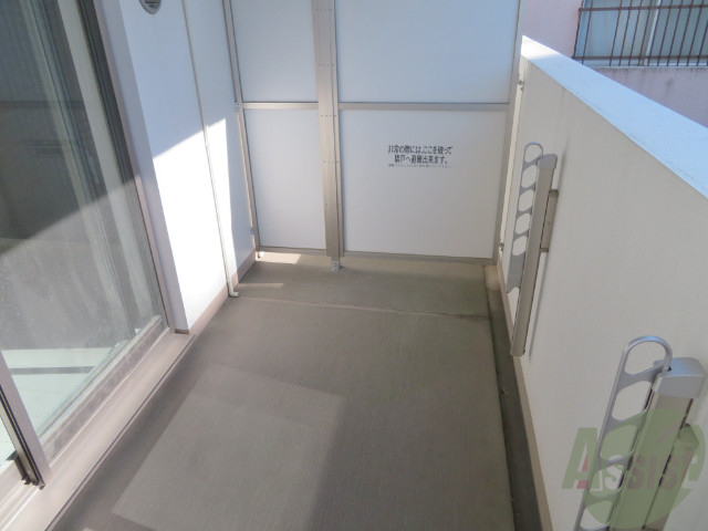 バルコニー　広々したバルコニーがあるのでいいですね。洗濯物も干せますよ。