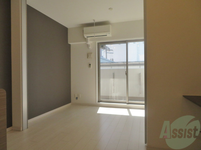 居室・リビング　光が差し込む素敵なお部屋です。アクセントクロスがおしゃれ。