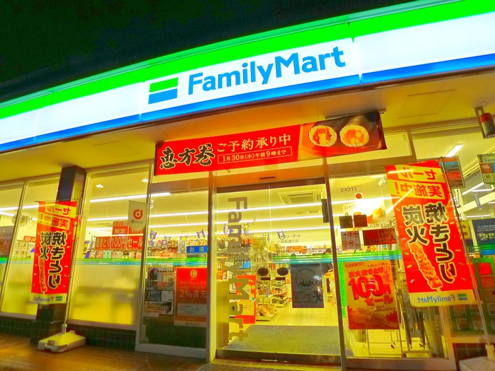 コンビニ　ファミリーマート（コンビニ）まで742m