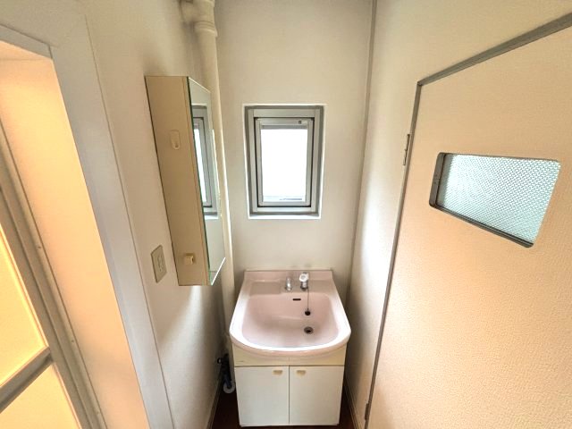 洗面設備　収納＆窓付きの独立洗面台★