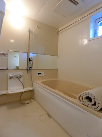 バス・シャワールーム　追炊きと乾燥機付きの大型1坪風呂