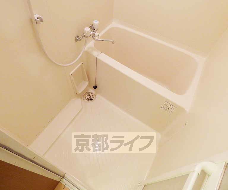 バス・シャワールーム　清潔感のあるバスルームです。