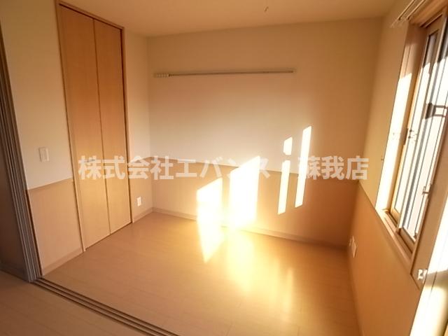 その他部屋・スペース　落ち着いた色調の寝室です