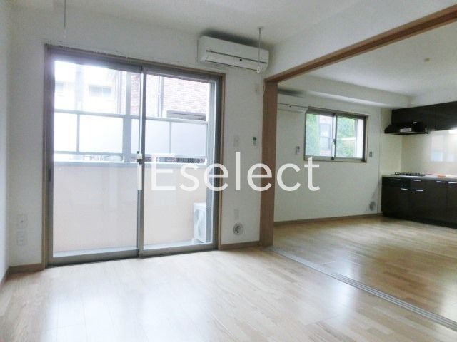 居室・リビング　窓も大きく明るい居室です