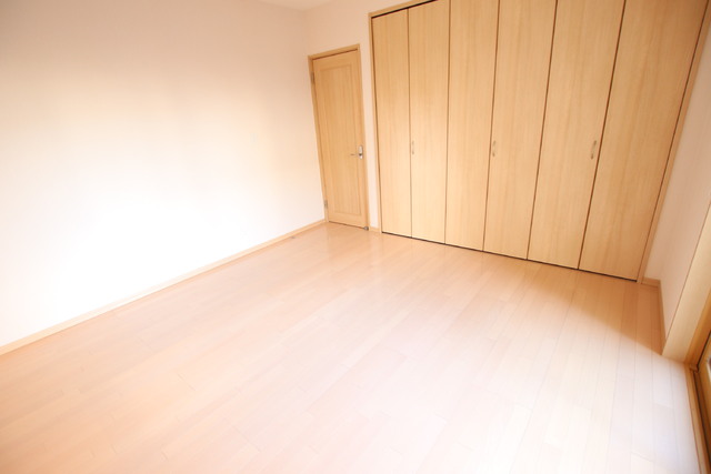 その他部屋・スペース　２面採光、クローゼット収納付きの洋室１０．２帖