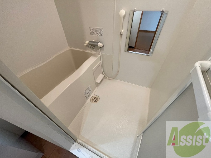 バス・シャワールーム　お風呂になります。一日の疲れを癒してくださいね。