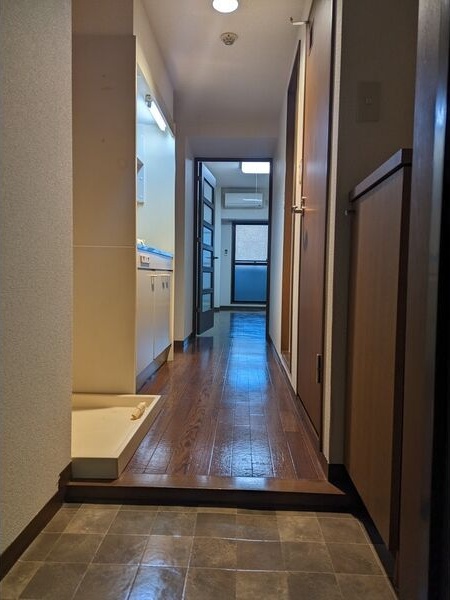 玄関　※写真は同じマンションの違う部屋のものになります。
