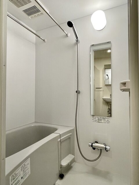 バス・シャワールーム　写真は別棟1階の反転間取り別部屋のものです