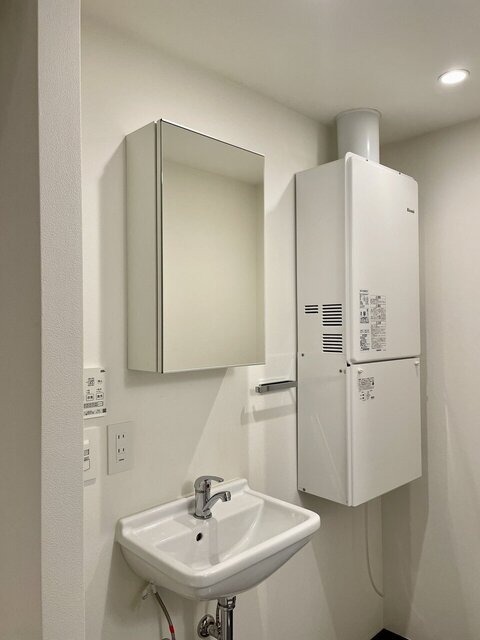 洗面設備　写真は別棟1階の反転間取り別部屋のものです