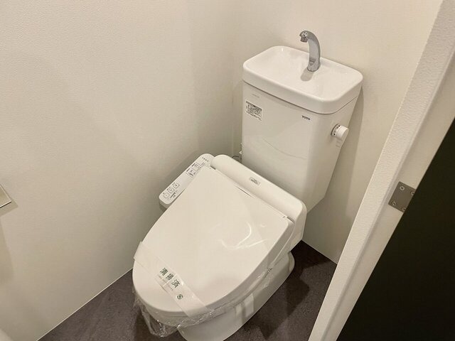 トイレ　写真は別棟1階の反転間取り別部屋のものです