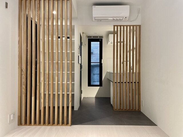 居室・リビング　写真は別棟1階の反転間取り別部屋のものです