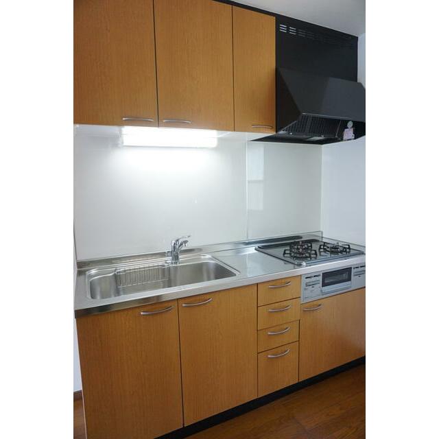 キッチン　３口コンロ＆グリル付きのシステムキッチンです