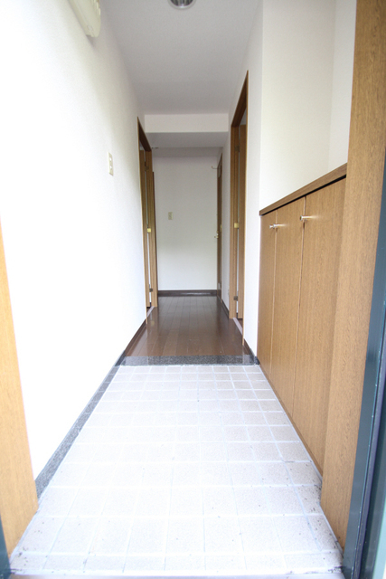 玄関　※他の号室の参考写真です※