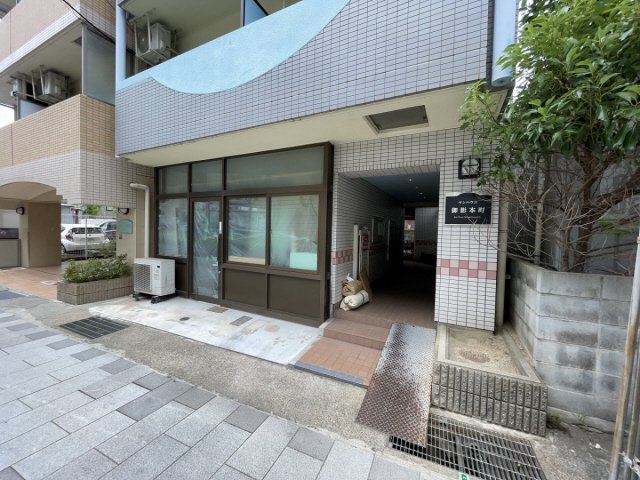 エントランス　落ち着いたエントランスです