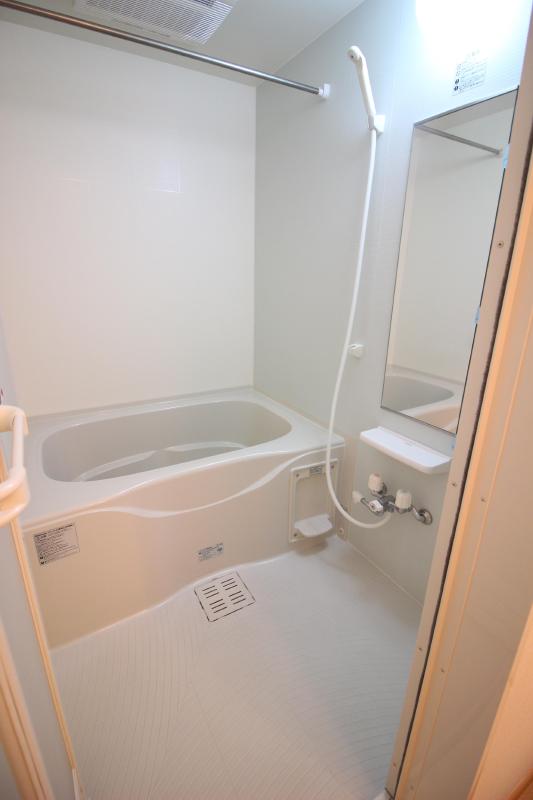 バス・シャワールーム　１　追い焚き機能、浴室乾燥機付きバス