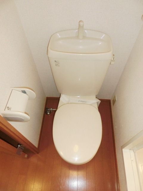 トイレ　トイレはシンプルですね。