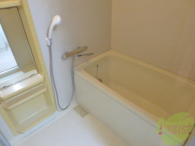 バス・シャワールーム　バスルームは狭すぎず、シャワーも浴びやすそうです。