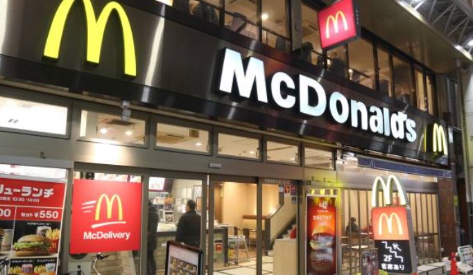 飲食店　マクドナルド15号新子安店（飲食店）まで594m