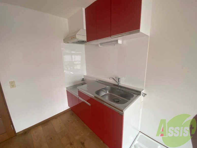 キッチン　キッチンは１階にあり、調理スペースもあります