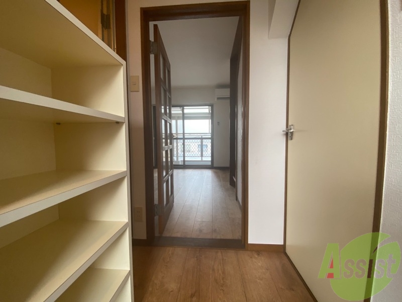 玄関　玄関から撮影しました。入るシューズボックスがあります