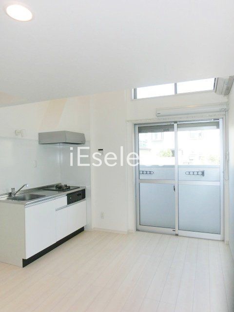 居室・リビング　白を基調としたお部屋です。