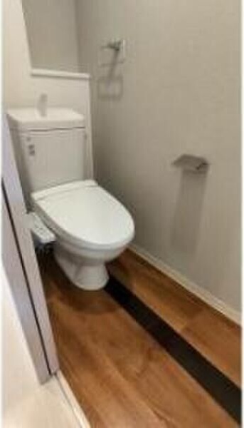 トイレ　※写真は同じマンションの違う部屋のものになります。