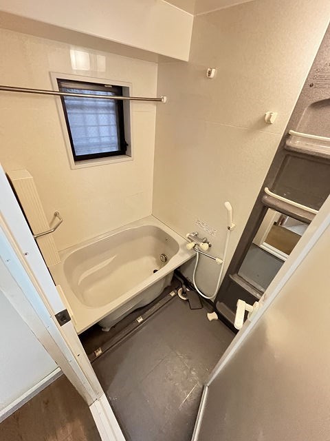 バス・シャワールーム　コンパクトで使いやすいお風呂です