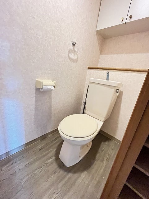 トイレ　落ち着いた色調のトイレです
