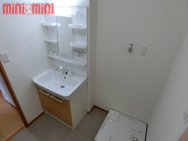 洗面設備　脱衣所も広いですね（シャンプードレッサー付き）
