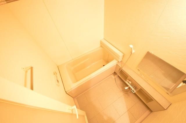 バス・シャワールーム　コンパクトで使いやすいお風呂です