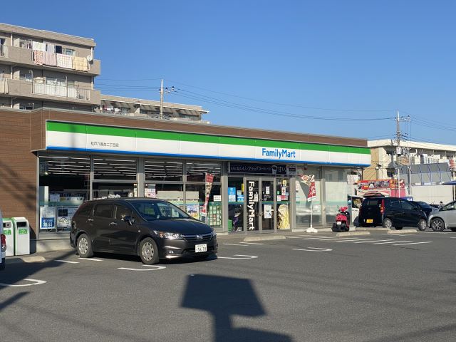 コンビニ　ファミリーマート（コンビニ）まで320m