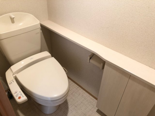 トイレ　温水洗浄便座付きのトイレです♪