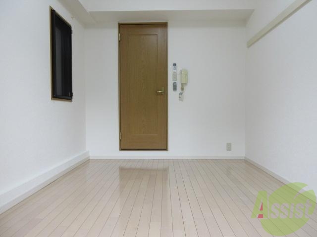 居室・リビング　角部屋なので窓が一つ多いのが良いですよね。