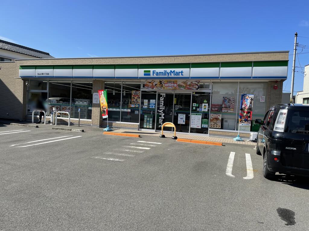 コンビニ　ファミリーマート松山小栗六丁目店（コンビニ）まで227m