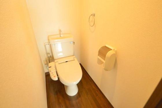 トイレ　ウォシュレット付きトイレです！トイレットペーパーも補充可能で