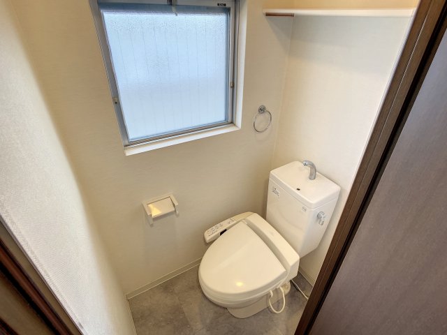 トイレ　掲載写真は同型モデルを掲載しております。実際のお部屋と仕様等