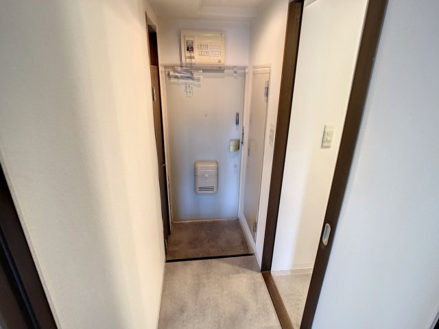 玄関　掲載写真は同型モデルを掲載しております。実際のお部屋と仕様等
