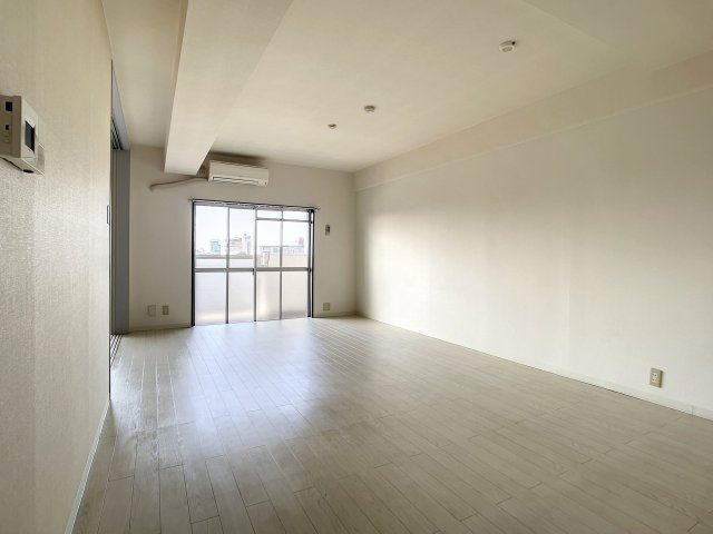 居室・リビング　掲載写真は同型モデルを掲載しております。実際のお部屋と仕様等