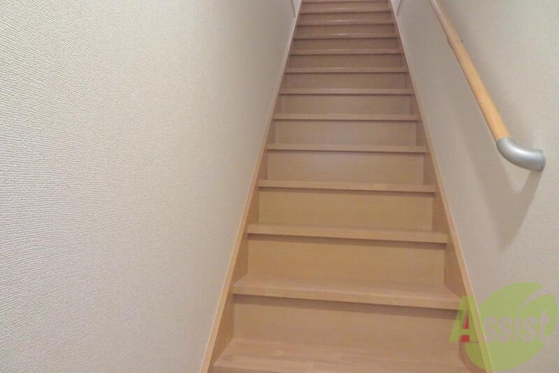 玄関　玄関をあけて階段をあがっていくシステムです。木目がかわいい。