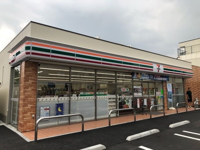 コンビニ　セブンイレブン（コンビニ）まで772m