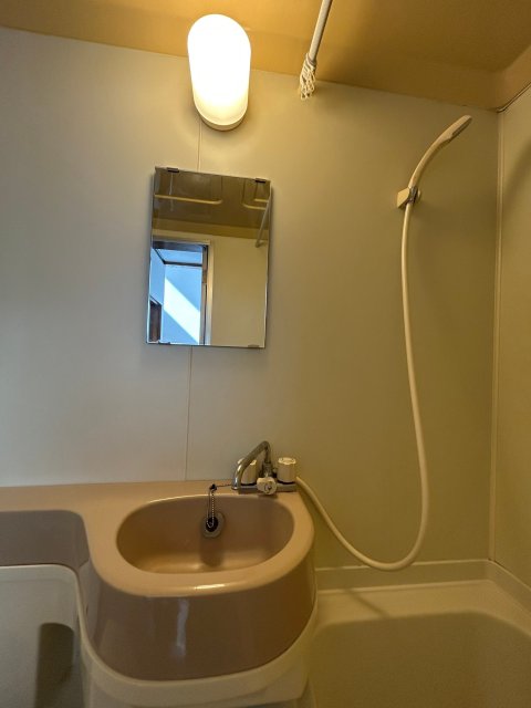洗面設備　※写真は１０２号室です