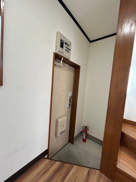 玄関　※写真は１０２号室です