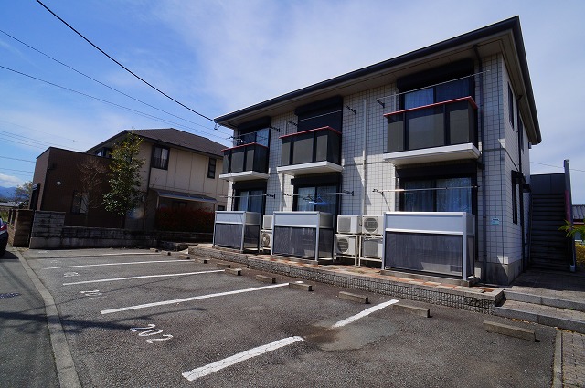 建物外観　一人暮らしにも安心な防犯シャッター付き