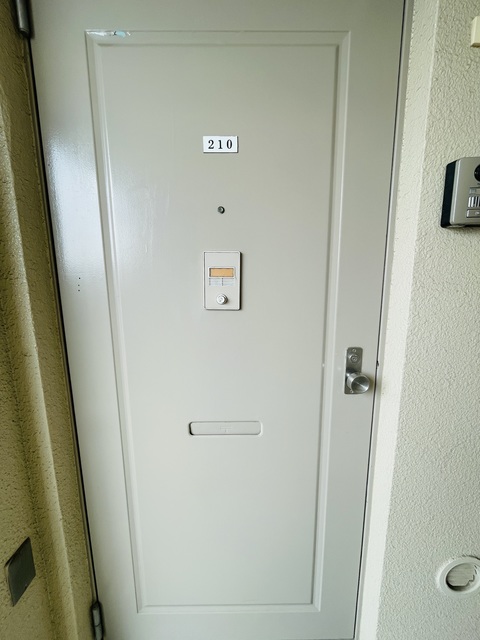玄関　玄関も白ベースです☆