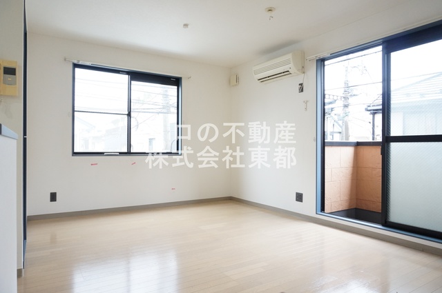 居室・リビング　２面採光なので、明るく風通しのよい過ごしやすいお部屋です♪