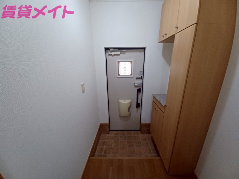 玄関　同物件別部屋反転タイプ