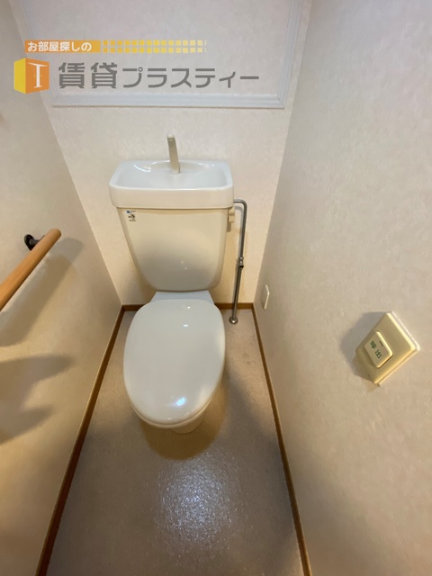 トイレ　手すりと呼び出しボタンが安心です。