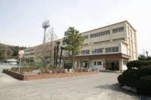 小学校　茅ヶ崎市立小出小学校（小学校）まで760m