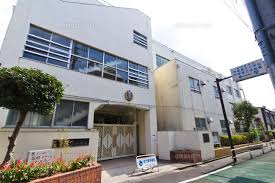 小学校　新宿区立戸塚第三小学校（小学校）まで363m
